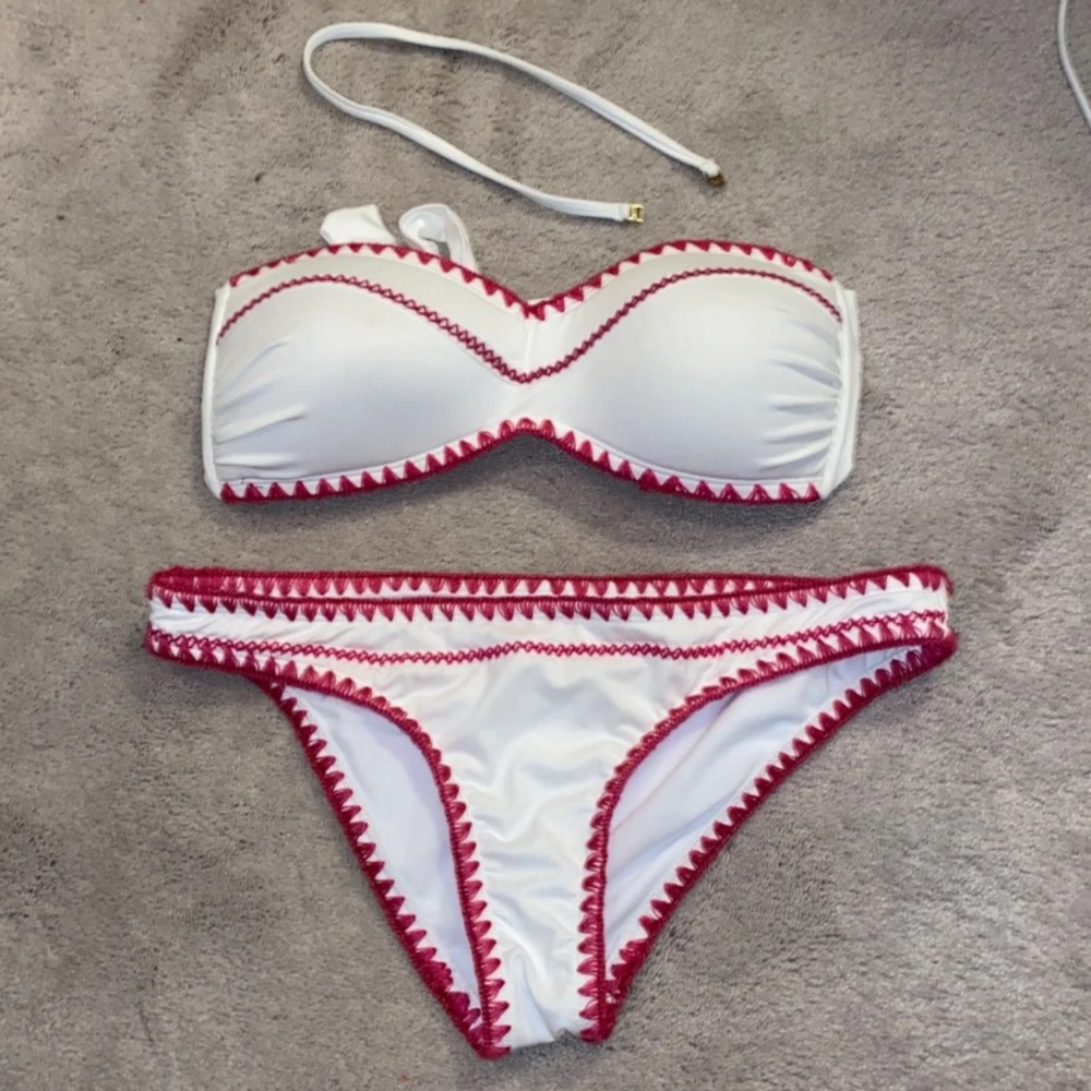 White and pink strapless bikini